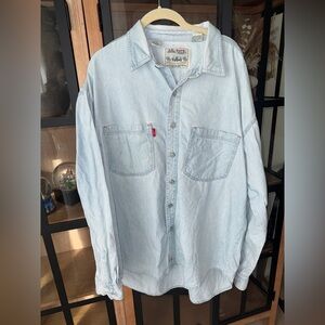 Vintage 90s L.A. Gate Light Wash Denim Button Down Shirt Chambray long sleeve